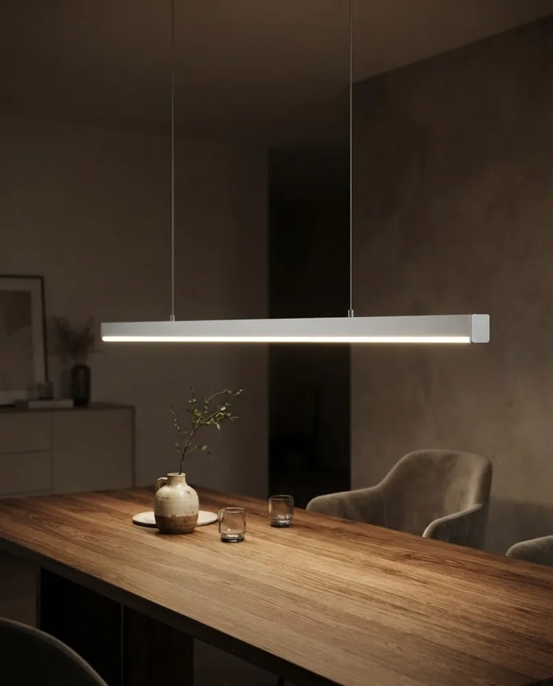 چراغ خطی آویز SPL-LINE LIGHT-3535M بالای میز ناهارخوری، تصویر تبلیغاتی ساختهشده از عکس کاتالوگ